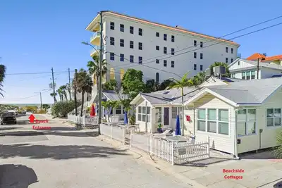 Image de Clearwater Beach Cottage 24. 5 Steps to Beach | Beach Gear Included!