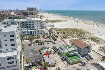 Image de Clearwater Beach Cottage 13h Steps to Beach | Beach Gear Included!