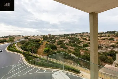 Designer 3br home, w/ lovely green views & Wifi
