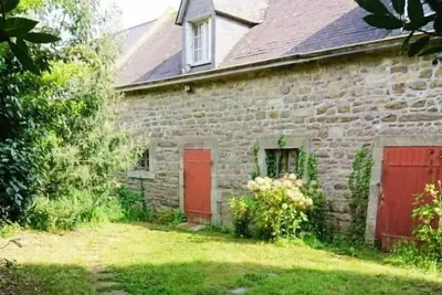 Image de T3 ( 4-6 pers) avec jardin dans vieille ferme Gr34