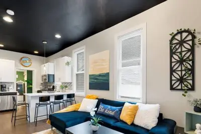 Image de Stylish 2 Bdr Coach House Steps From Lake