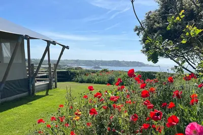 Image de Sustainable Coastal Retreat: Luxury Glamping Safari Tent - Sleeps 6!