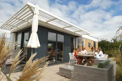 Groot Terras met Eettafel en Lounge Set, Op Compact Veld met Speeltoestel, Dicht bij Centrum Gebouw