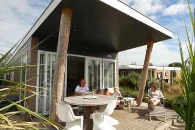 Privé Sauna, Luxe en Moderne Inrichting, Vaatwasmachine, Ruime Overkapte Lounge met Luxe Tuinmeubels