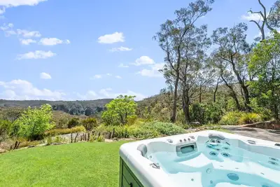 Image de Cliffnest House with 180 deg escarpment views