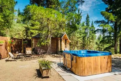 Image de Rustic Cabin With hot tub at Homewood Forest Retreat