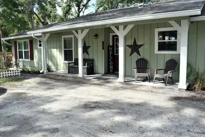 Image de Cozy country home in North Deland. Close to historic downtown!