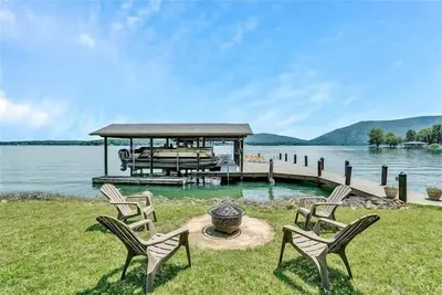 Image de 3 Bedrooms, 2 Flex Rooms, 3  Bathrooms! Lake Therapy offers a great, waterfront house on an Amazing