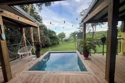 Image de gîte avec vues sur mer, piscine, barbecue, jardin