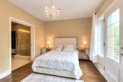 Image de Luxury 2 bedroom/2 Bathrooms/2 balconies/ hi-speed wifi/ free parking