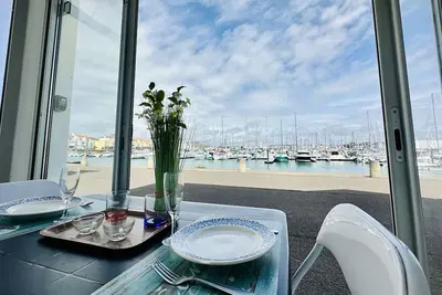 Image de Studio avec vue imprenable sur Port Olona