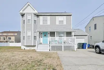 Image de Single-family home 4 bedroom 3. 5 bath including beach tags.