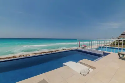 Image de Private Pool in beach front villa • Sleeps 10 • Gated Access