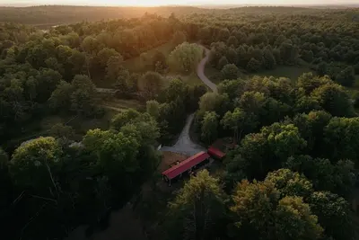 Image de Mural Art Cabin With Pond And Hot Tub