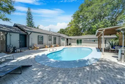 Image de Tropical Oasis / Pool / 9 Beds / 4 Ba / 7 TVs