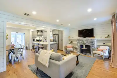 Image de Hot Tub & Fire Pit: ‘Pecan Blue’ Frisco Home!