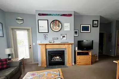 Image de 5 minute walk to lifts and Stratton Village! Cozy fireplace with a private patio