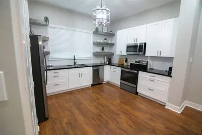 Image de New Duplex Minutes from Downtown