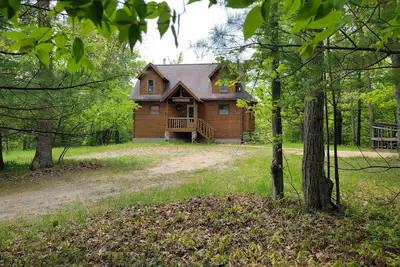 Image de Amazing location in Irons Michigan is the fabulous Cool Creek Chalet.
