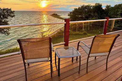 Image de Stylish Home with Private Beach Views, Hot tub