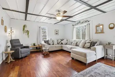 Image de Cozy Winter Cottage, Minutes to Convention Center, Hot Tub, Pet Fenced Yard