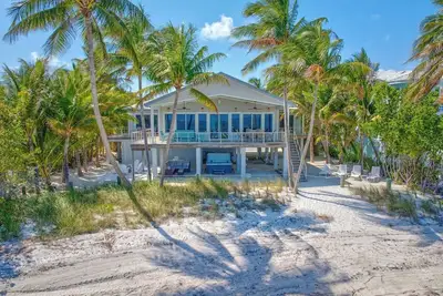 Image de P04 - Spectacular 6 bedroom, 6 bath home is a rare beach front beauty!