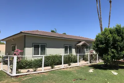 Image de Monkey interaction and photos! Bed and breakfast house.