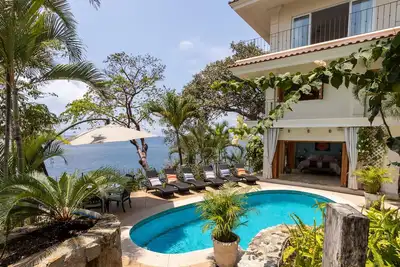 Image de Unique Ocean Front W Staff Prívate Pool & Jacuzzi