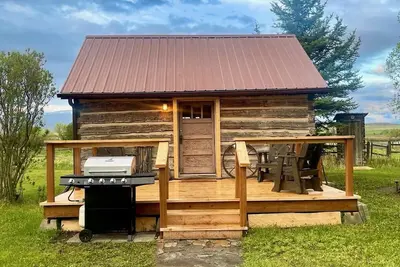 Earl's Cabin. Quiet 1930s hand hewn log cabin. Fishing hunting opportunities.