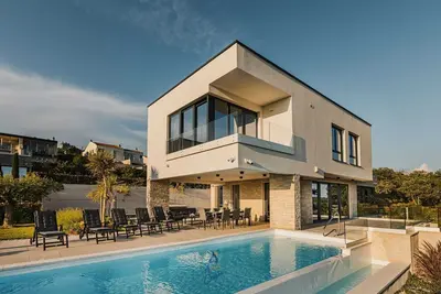 Image de Villa 4 chambres pouvant accueillir jusqu'à 8 personnes avec grande piscine, jacuzzi, sauna, salle de sport, pétanque
