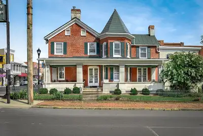 Image de Historical and Spacious House in the Center of Small Town Life