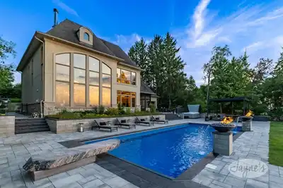Image de 4 bed 5 bath Executive Home on Lake Simcoe with inground Pool!