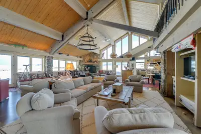 Image de Cora Home w/ Mountain Views - Fishing On-Site!