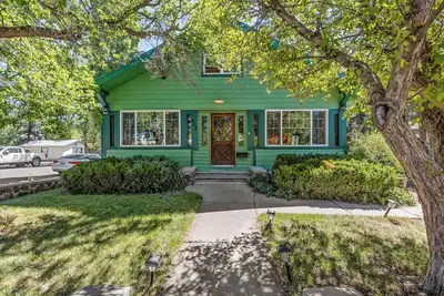 Image de House of Mint - Down Town Flg w/  Hot Tub! Sleeps 12