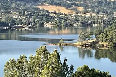 Image de Lake house with fabulous views, game room, decking and hot tub.