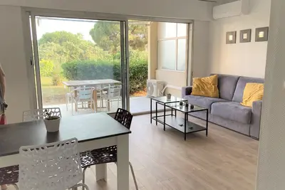 Image de T2 moderne refait à neuf, 5 min de la plage et des commerces, piscine