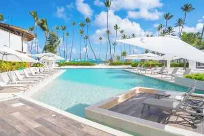 Image de Charming & Relaxing Pool View Apartment at Playa Coral / Beach Access & Balcony