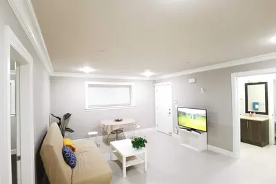 Image de Bright suite with two bathrooms for added convenience and privacy.