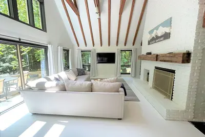 Image de Eastman Home with Hot Tub!