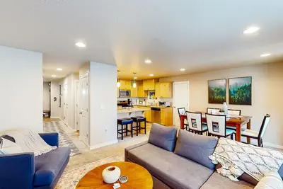 Image de Newer, dog-friendly home with firepit, mountain view, & great location