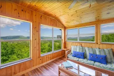 Image de Little Greenbriar Lodge: Free Attraction Tickets, Hot Tub, Mtn Views & Adjacent National Park