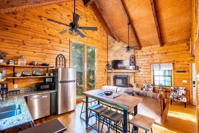 Image de Hot Tub, Fireplace & Rustic Luxury at Modern Cabin