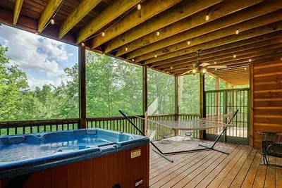 Image de 6‑Bedroom Mountain Escape with Forested Views