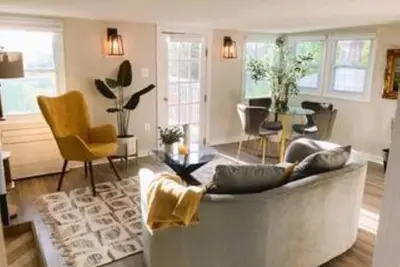 Image de A newly renovated, pet-friendly Penthouse condo with private rooftop deck.