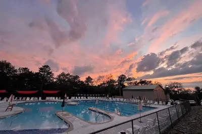 Image de Winter Wonderland Chalet wArcades, Pool Table, Fire pit, Lake, Pools & Ski Lifts