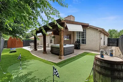 Image de Hidden Gem in Fort Worth with Hot Tub & Mini Golf