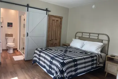 Image de Hunter’s Den & Beyond