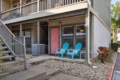 Image de SoCo Condo, 2br/2ba, updated bright space with great pool + parking!