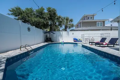 Image de Large Heated Private Pool, Jetted Tub, Walk to Beach, Prime Location 4 Shopping