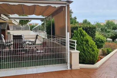 Image de Global Lourdes, un rez-de-chaussée avec une grande terrasse et piscine